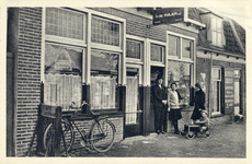 13923 Gezicht op de voorgevel van het café-restaurant De Haan (Dorpsstraat 53) en een kruidenierswinkel te Nigtevecht. ...